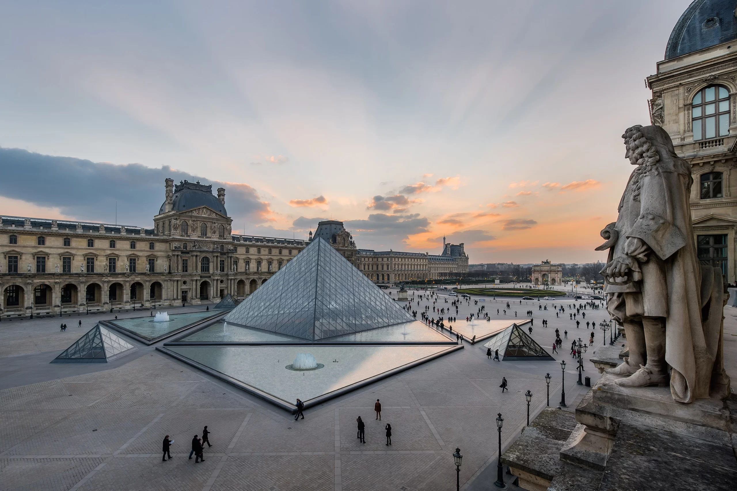 louvre-en-iyi-paris-konaklama-bolgeleri-scaled