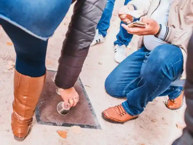 Avrupa Seyahati İçin Güvenlik Rehberi, Yankesici ve Hırsızlık Önlemleri, Çanta ve Telefon Güvenliği, Avrupa'da Turist Dolandırıcılığına Karşı İpuçları, Kalabalıkta Dikkatli Olun, Avrupa'da Yankesici Tehlikelerinden Kaçınma Rehberi, Çanta Güvenliği, Avrupa'da Seyahat Ederken Çantanızı Nasıl Koruyabilirsiniz, Telefon Güvenliği, Avrupa'da Akıllı Telefonlarınızı Korumanın Yolları