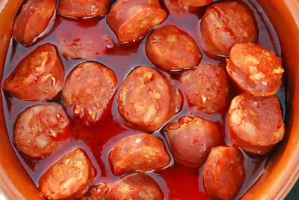 Oviedo'da ne yenir Chorizo a la Sidra